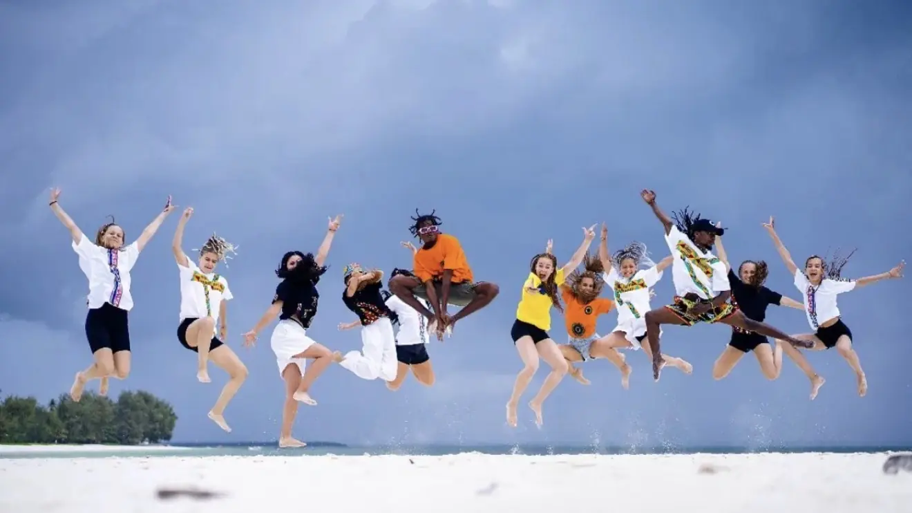 A ZEBEX csapata ugrás közben a zanzibári parton