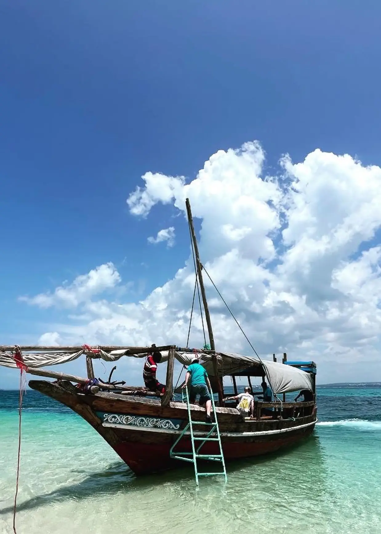 Kikötő dhow vitorlás a türkiz sekélyben, Zanzibár